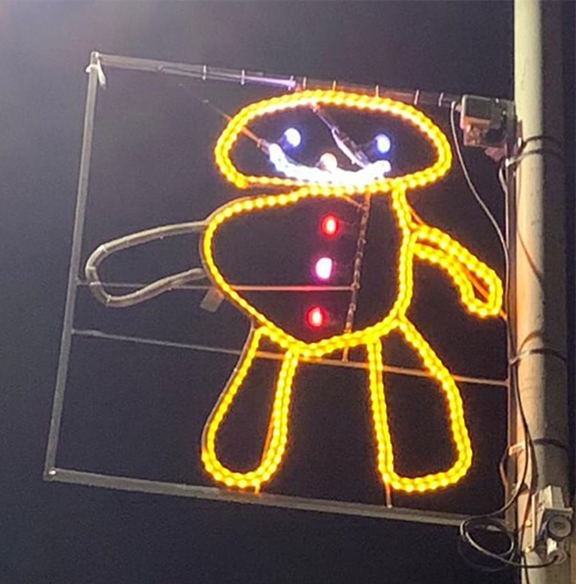 marcvidal's tweet image. En un pueblecito escocés de Newburgh convierten los dibujos de los niños en los adornos navideños lumínicos... Me fascina esa abstracción infantil de los símbolos de toda la vida.