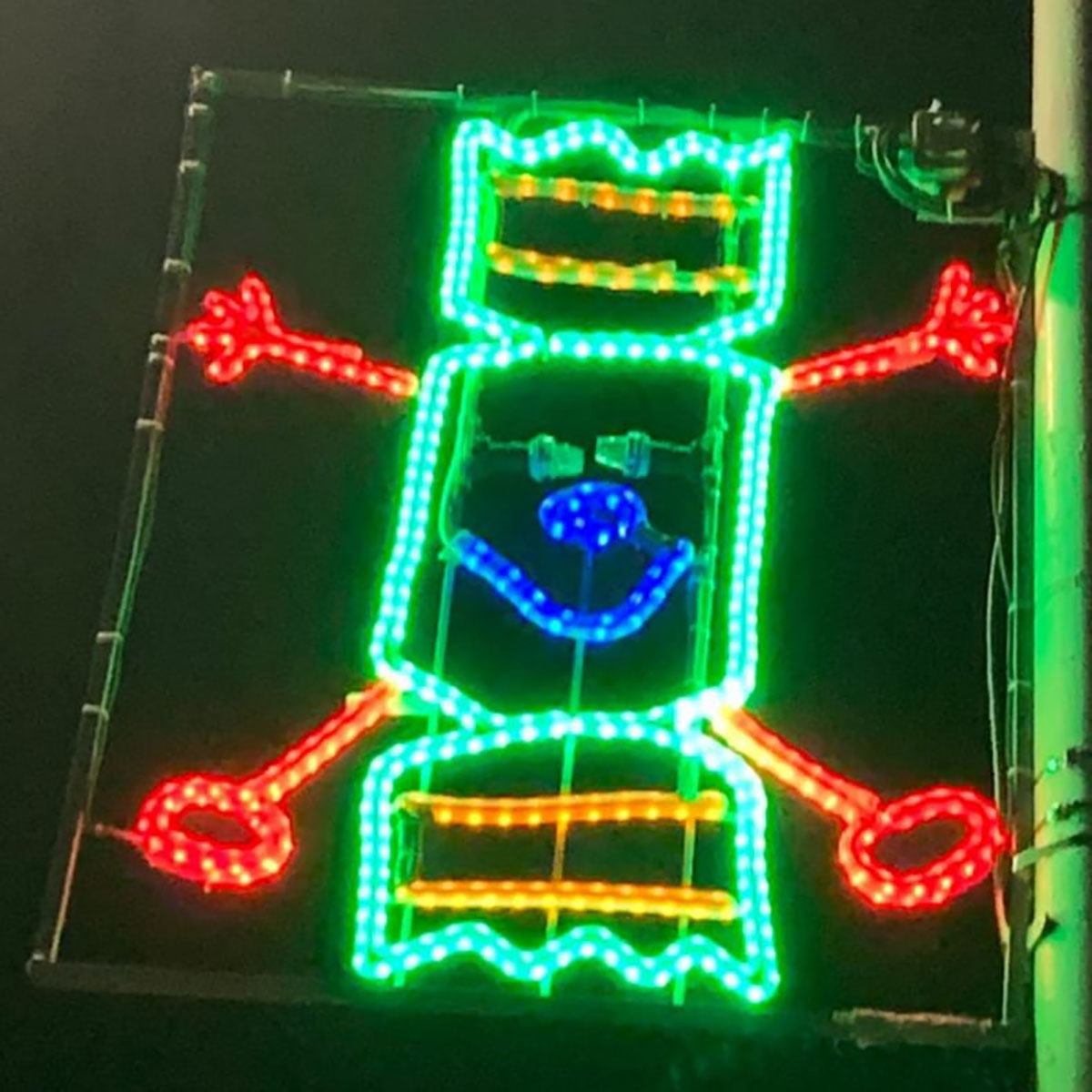 marcvidal's tweet image. En un pueblecito escocés de Newburgh convierten los dibujos de los niños en los adornos navideños lumínicos... Me fascina esa abstracción infantil de los símbolos de toda la vida.