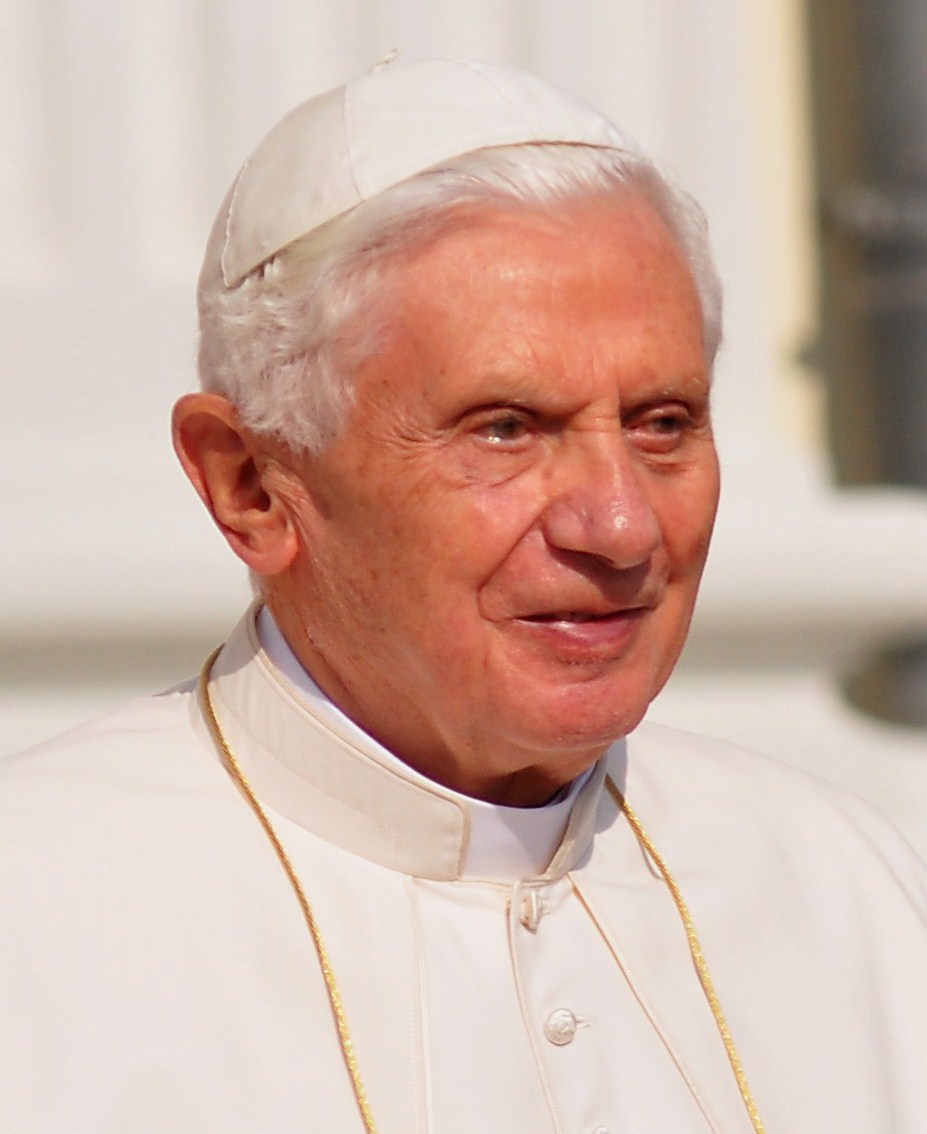 Rogamos una oración por el venerable y Santo Padre Benedicto XVI, respondiendo a la petición del Papa Francisco. Que el Señor de la Columna, el Señor de la Vera Cruz y nuestra Madre de la Esperanza bendigan a quien, desde la oración, también sostiene a la Iglesia.