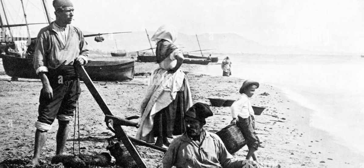 Llastrar's tweet photo. Els pescadors i els mariners valencians també usaven barretina, en deien ‘barret’ o ‘barret de gironella’. A pagés fou substituïda pel típic mocador de llaurador. Que els blavers no us conten històries de la vora del foc. https://t.co/rn0TpaKl2f