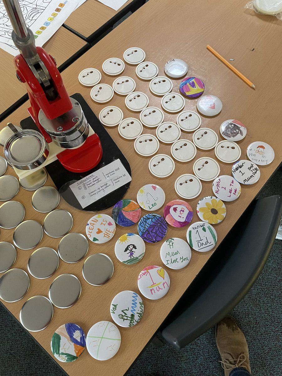 Our first #Thorne #HAF2022 arts &amp; crafts class of the day are making badges this morning! Somebody is going to be pleased when they collect their kids at 3pm today 🧡 <a href="/MyDoncaster/">City of Doncaster Council</a> <a href="/educationgovuk/">Department for Education</a> #WeAreCommunity #WinterHAF