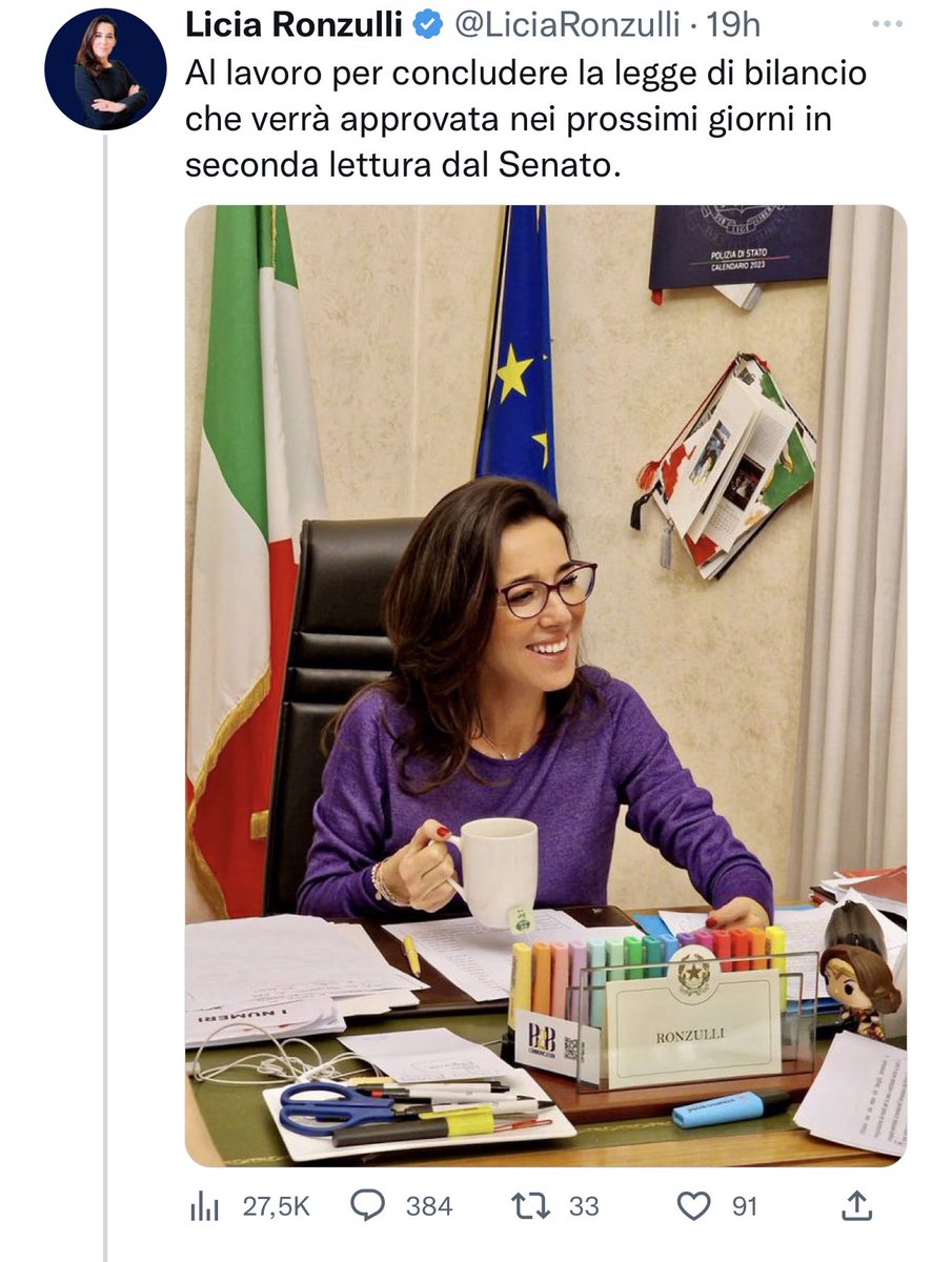 Ultimo_Samurai_'s tweet photo. Ora ho capito! 

La #Ronzulli è al #Senato per colorare disegni per bambini!

Una scrivania con così tanti colori non la vedevo dai tempi dell’asilo. https://t.co/aXhGDb8trn