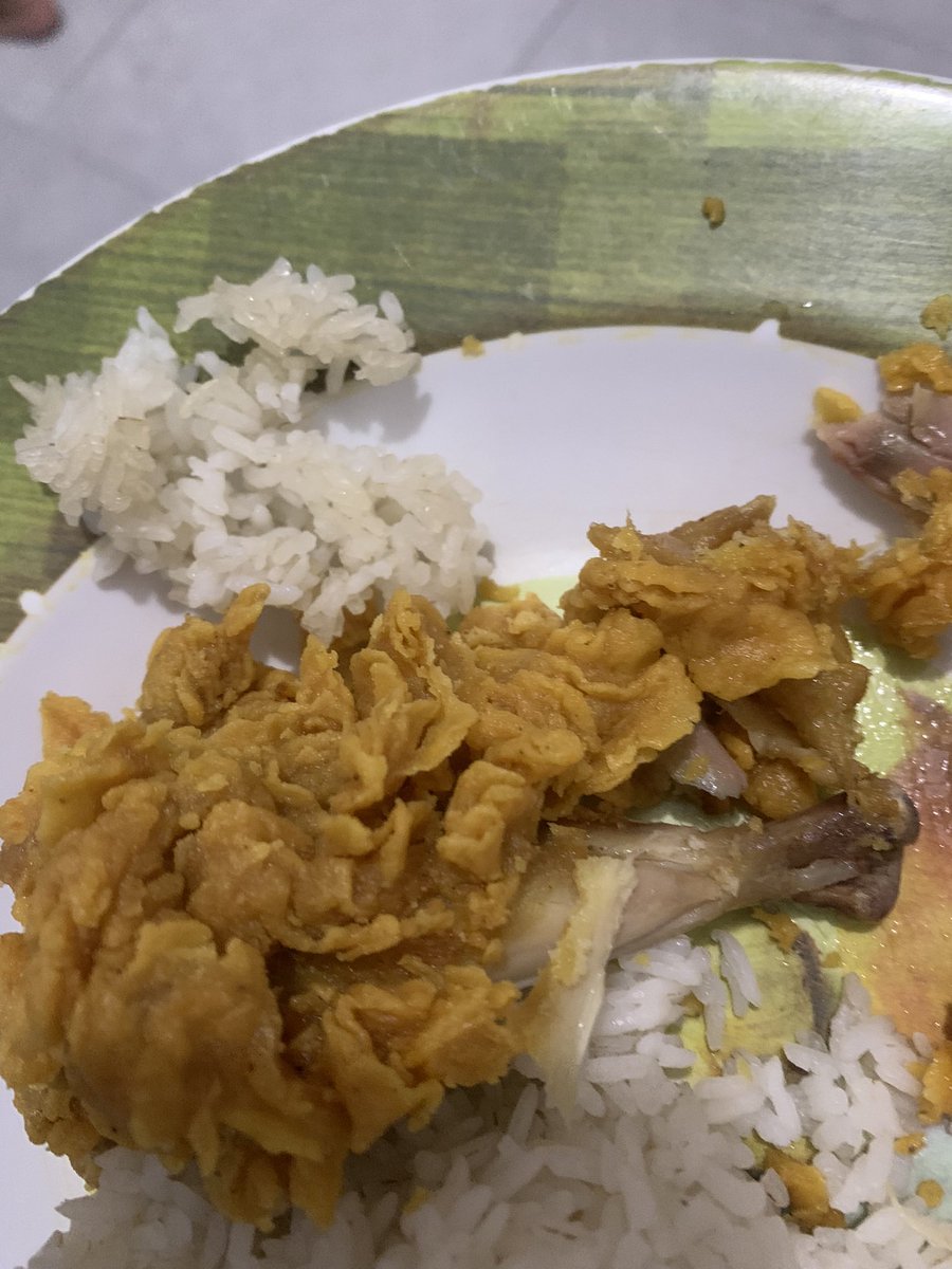 RezaStark's tweet photo. @Indomaret layakkah di makan ? Nasi banyak yg keringggg san berwarna kuning ke coklat, ayam warna daging dan tulang udah coklat kehitaman @YummyChoice_id https://t.co/nR4SA6zJWm