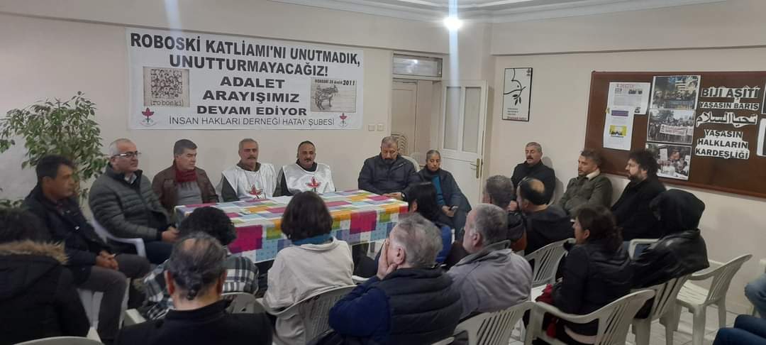 Roboski Katliamını Unutmadık, Unutturmayacağız!
İnsan Hakları Derneği Hatay şubesinin çağrısıyla Roboski Katliamında yaşamını yitirenleri anmak üzerine dernek binasında basın açıklaması yapıldı. 
Roboski Katliamının Hesabı Sorulacak!