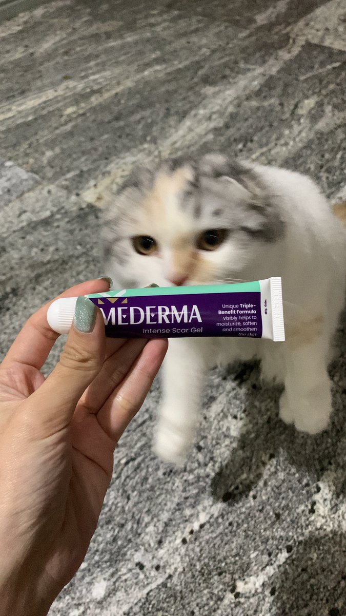_sprvic's tweet image. Mederma เลยยยยย เจลแต้มรอยดำแบบที่สุดของแจ้ สำหรับคนมือบอนอย่างนี่ขาดเธอเหมือนขาดใจ ใช้ดีมาก รอยใหม่ๆ แต้มไปแค่สองอาทิตย์คือจางแบบรู้สึกได้ แนะนำสำหรับคนชอบแคะแกะเกาจนเป็นรอยดำต่ะ
