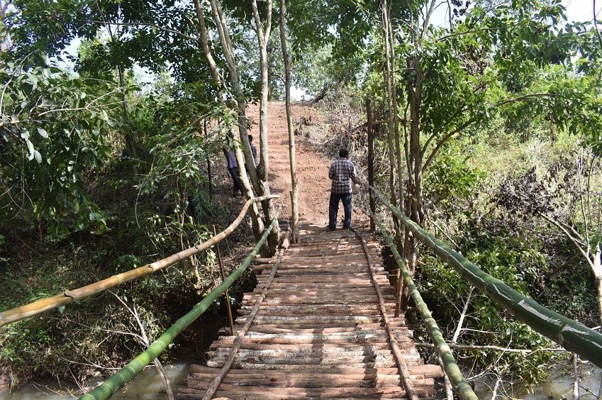 anshugoonj's tweet photo. Tremendous workmanship with wisdom and woods. 30 people from a community built this bridge by coming together in less than 4 days.
Village: Jagudi
Block: Daringbadi
District: Kandhmal
State: Odisha
Dated: Nov 2021
#30Days#30stories #Goonj #clothforwork https://t.co/KzHIqlA4zY