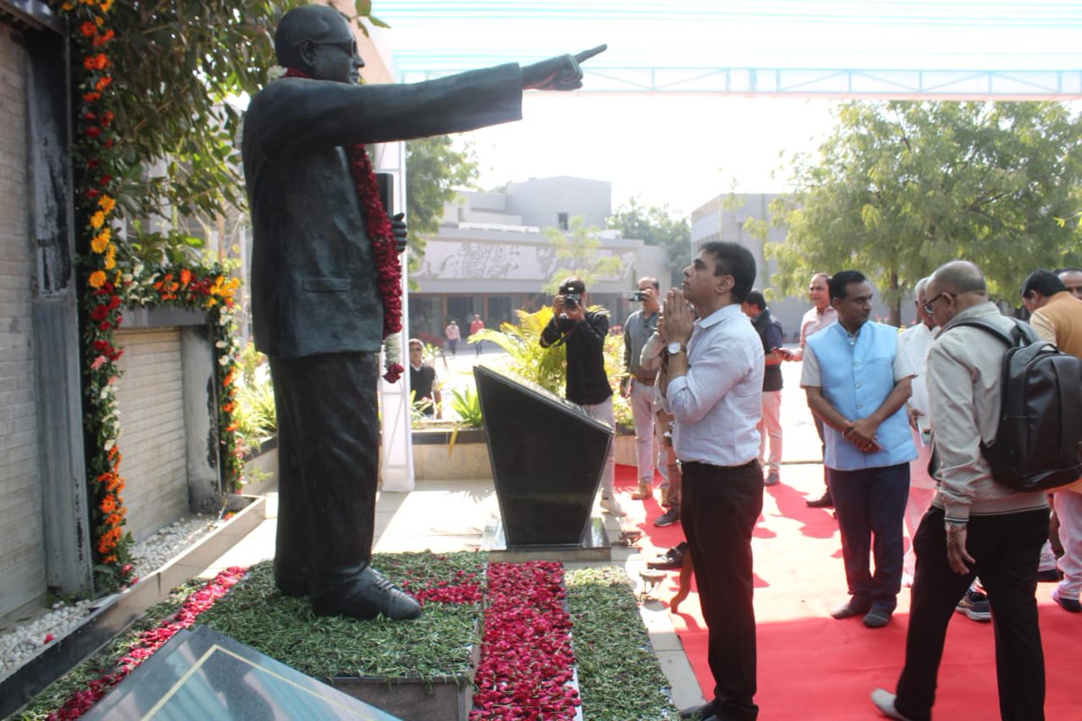 અખિલ ભારતીય રાષ્ટ્રીય શૈક્ષિક મહાસંઘ સંલગ્ન રાષ્ટ્રીય શૈક્ષિક મહાસંઘ ગુજરાત દ્વારા માન. શિક્ષણમંત્રી ડો <a href="/kuberdindor/">Dr. Kuber Dindor</a>જી ની ઉપસ્થિતિમાં કારોબારી બેઠક યોજાઇ.

શિક્ષક એ સમાજમાં આંબો ઉછેરે છે અને તેનું સંવર્ધન કરે છે. આજે ભારતીયતાનું મૂલ્ય વધી રહ્યું છે, જે શિક્ષકોને આભારી છે.