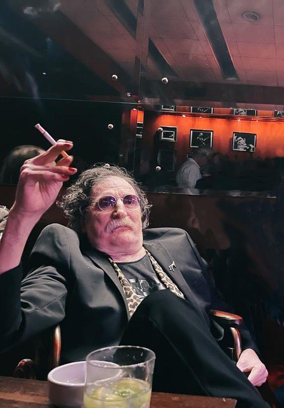 MusicayFotos's tweet photo. El 2022 en 5 fotos/momentos musicales

1️⃣ Charly García cumplió 71 años, hubo festejo íntimo en Bepop Club. Dandy. https://t.co/tccOe3caaj