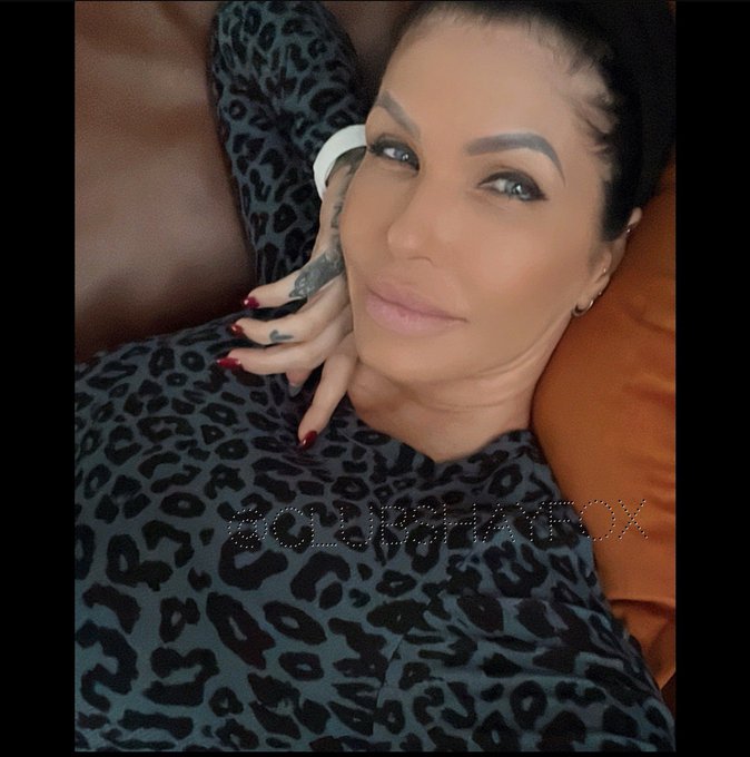 Just a girl waiting for her coffee to kick in. 🧡 #G&rsquo;Mornin #SayItBack #Coffee #GoodVibes https://t.c<a href="/tag/goodvibes"class="tags"><span>#goodvibes</span></a><a href="/tag/coffee"class="tags"><span>#coffee</span></a><a href="/tag/g"class="tags"><span>#g</span></a><a href="/tag/sayitback"class="tags"><span>#sayitback</span></a>