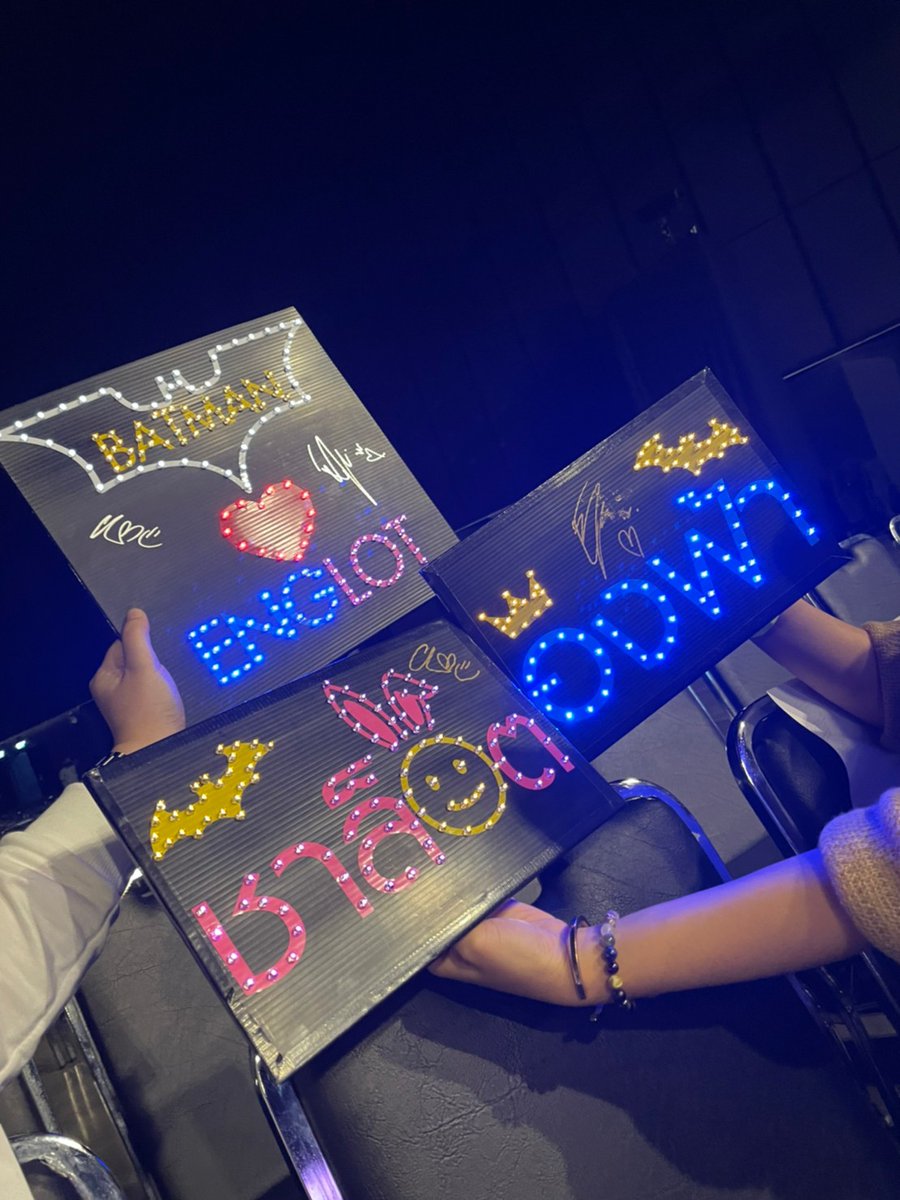 BatmanENGLOT's tweet photo. ป้ายไฟค้างคาว(BATMAN)ได้รับการเจิมเรียบร้อยแล้วค่ะ💖🦇
BATMAN : วันนี้มีเพลงเป็นของขวัญให้ด้วยนะคะ
อิงฟ้า : เพลง?
ชาล็อต : ไม่เซอร์ไพรส์ละ 
🤣🤣🤣🤣
#MeetingENGLOTConcert 
#อิงล็อต #englot https://t.co/zwFjFkdYMj