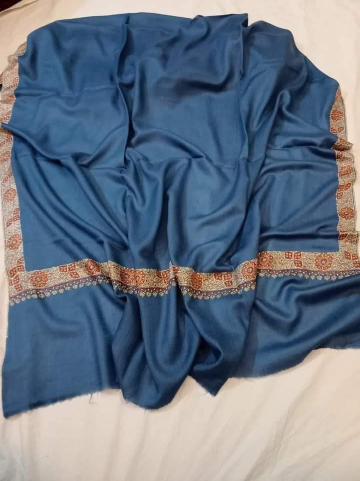 SirinagarCrafts's tweet photo. Fresh options in #toosh #pashmina shawls with four sided hand embroidered borders 
WhatsApp 00923455937403 for orders https://t.co/iSg20GdzBl