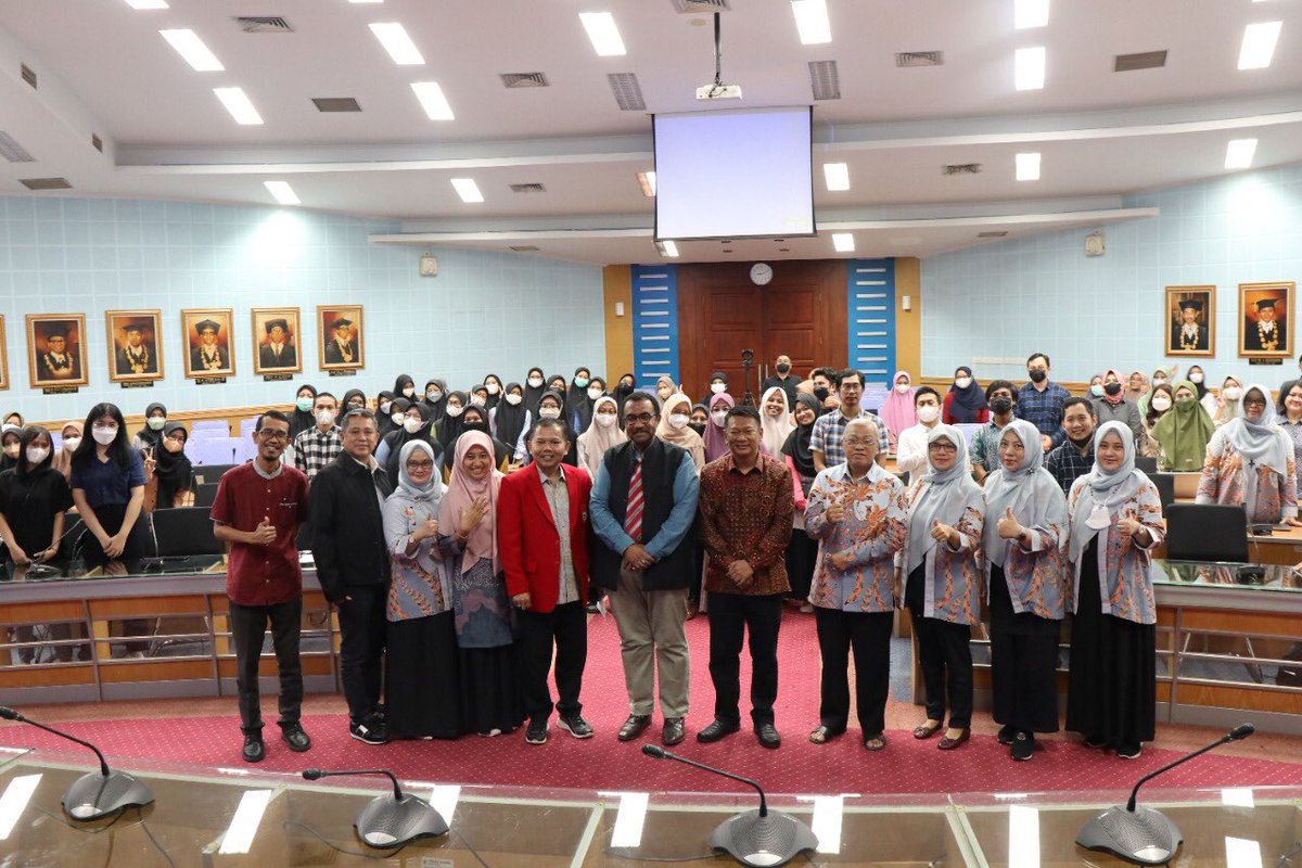 MayeOmar's tweet photo. Delivered a guest lecture to academics and students of Public Health at Hasanuddin University in Makassar, Indonesia on ‘Global Health Policies and Systems. https://t.co/olyTw9b72Y