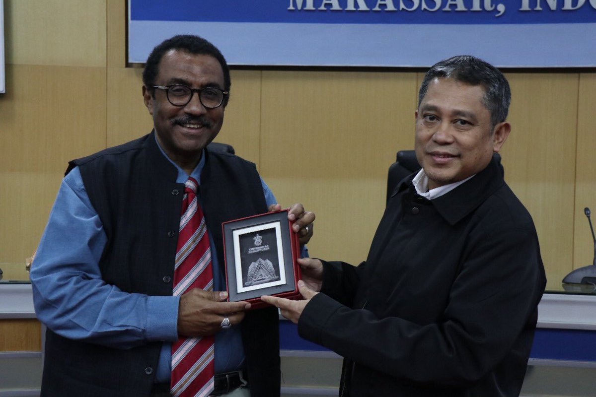 MayeOmar's tweet photo. Delivered a guest lecture to academics and students of Public Health at Hasanuddin University in Makassar, Indonesia on ‘Global Health Policies and Systems. https://t.co/olyTw9b72Y