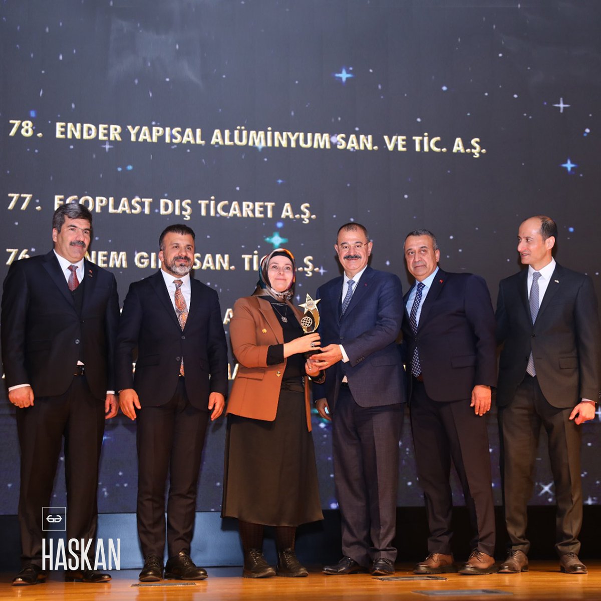 Haskangrup's tweet photo. 2021 yılında en çok ihracat gerçekleştiren firmalar için düzenlenen tören ile “İhracatın Yıldızı” ödülleri verildi.
Haskan Şirketler Grubu bünyesinde faaliyet gösteren Baydış adına ödülü İcra Kurulu Üyemiz Sn. Zehra Ünal aldı.
Bu başarıda emeği geçen herkese teşekkür ederiz. https://t.co/7p2EQzCHD2