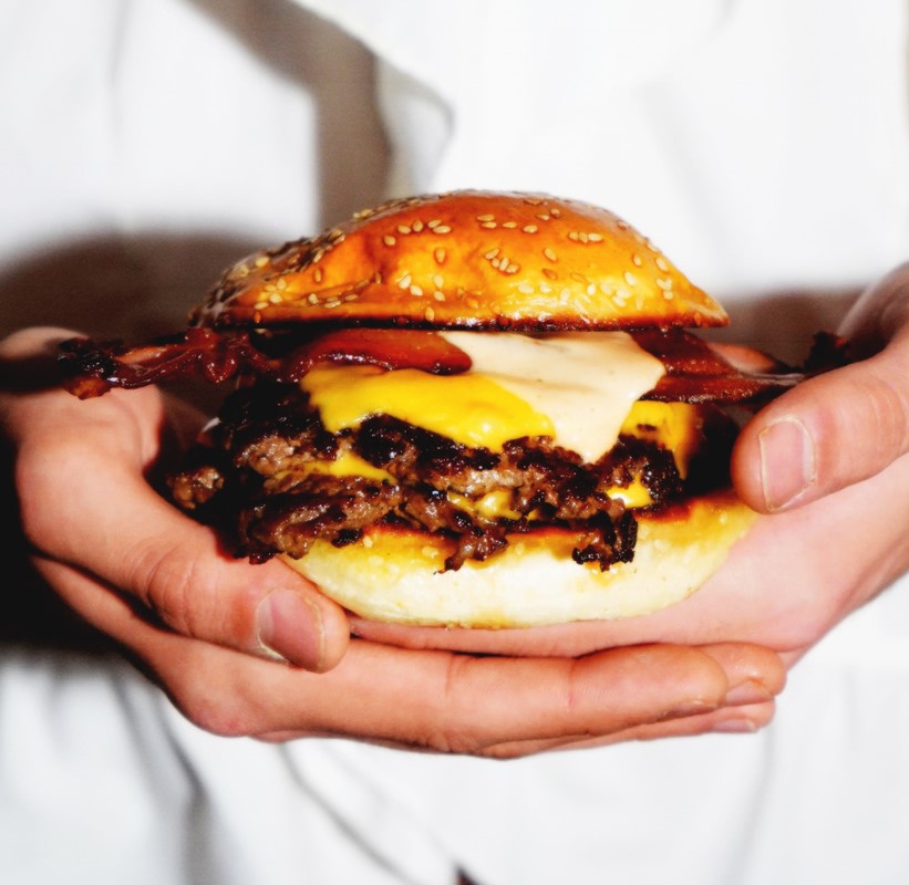 GuiaDelOcioOf's tweet photo. La guía definitiva para comerte una "smash burguer" en #Madrid.
Os recomendamos 5 locales con las mejores "smash burguers" para tomar en el local, pedir a domicilio o llevar.
Aquí⬇️
https://t.co/FehNyCDPia
#hamburguesa #burger #dondecomer #comerenmadrid #smashburguer #buguer https://t.co/xwH3PIIj1T