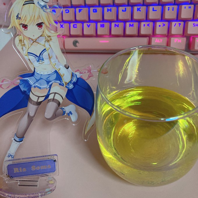 鏡月にリポビタンD混ぜたんだけど色があまりにもあんまりで草 