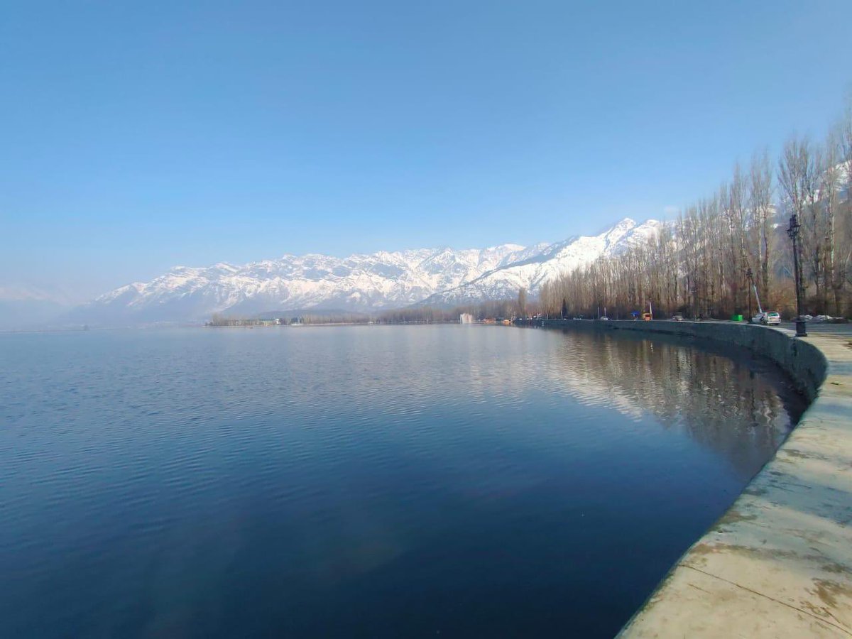 Find me a place more beautiful than this.... 
#Srinagar
#JammuAndKashmir 
#HappyNewYear2023 
<a href="/VidhiTikoo/">Vidhi Tikoo</a>