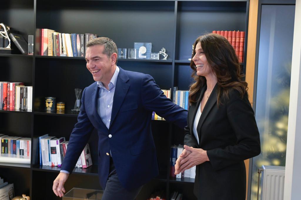 atsipras's tweet photo. Να γίνουμε η αλλαγή που προσδοκούμε.
Η νέα εκπρόσωπος Τύπου του ΣΥΡΙΖΑ-ΠΣ είναι η Πόπη Τσαπανίδου.
Εξαιρετική δημοσιογράφος, σύγχρονη γυναίκα και μητέρα, θα συμβάλει αποφασιστικά στον κοινό μας αγώνα.  
Την καλωσορίζω και την ευχαριστώ. https://t.co/eGFxBsbmIe