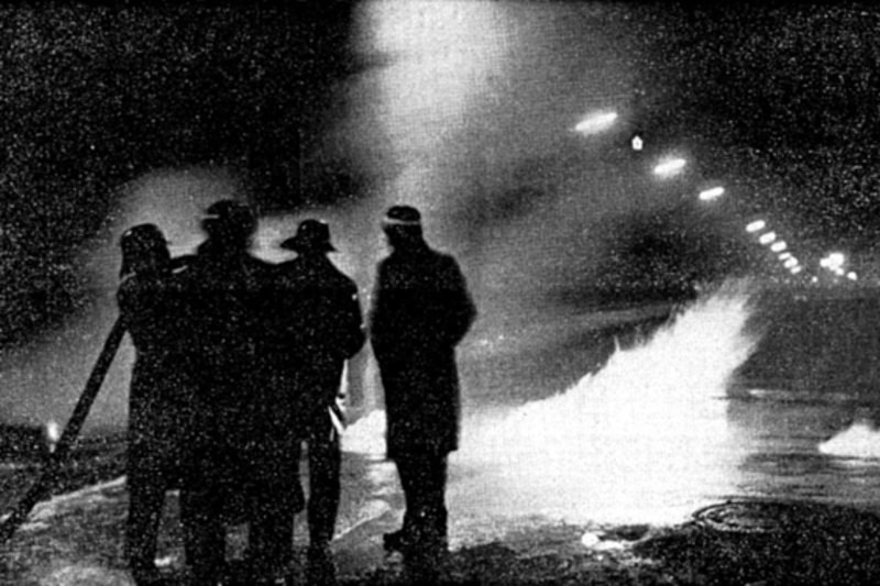 KasselimNetz's tweet photo. Ein lauter Knall riss die Anwohner in der Hafenstraße am Sonntag den 16. Januar 1966 um 15:30 Uhr aus der Sonntagsruhe. Kurz danach züngelten Flammen über die Brückenfahrbahn...

https://t.co/ZJzE4Py1Gz
#Feuerwehr #Kassel #Geschichte #Erinnerungen https://t.co/awmHydwTSK