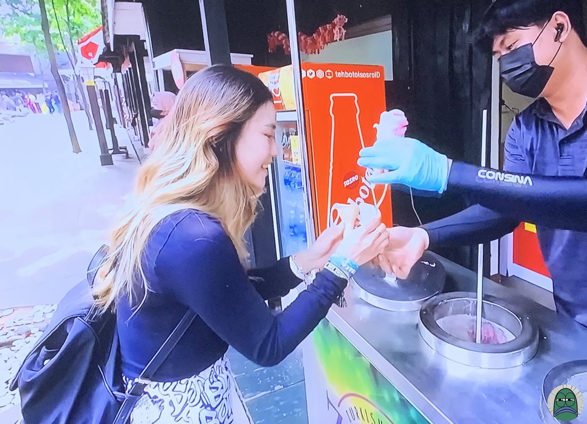 💚 mau cerita dikit. Dulu aku di DUFAN pernah main eskrim turki gini, pokoknya abangnya ngerjain aku lalu krn aku ngehindar eh eskrimnya mental kebelakang. Abangnya lgsng BETE trs ga ngerjain aku lg:(