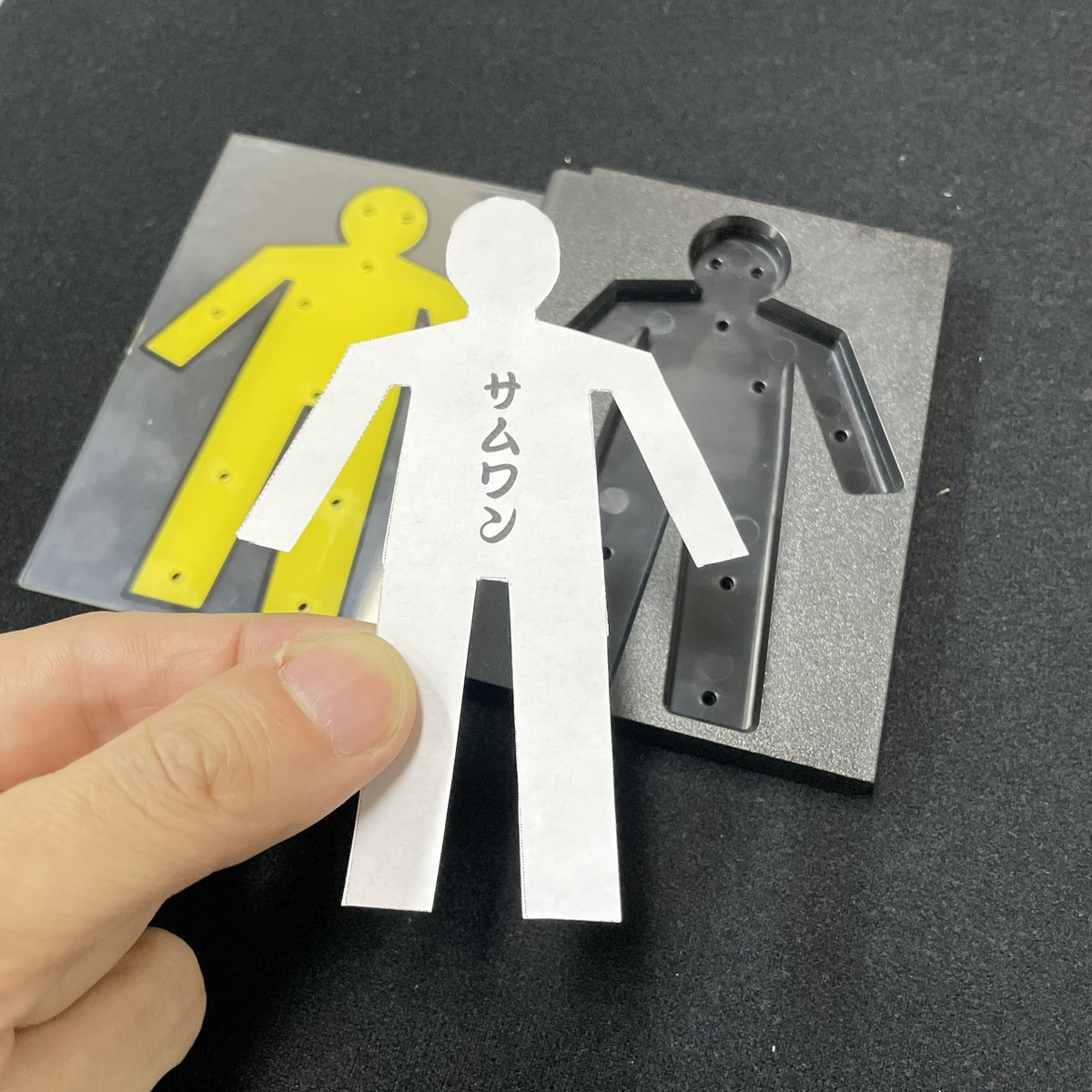 nickss909's tweet photo. さて、説明書には入れなかった使い方アイデアのひとつをここに書いておきます。付属の人形の代わりに紙で人形を作り、サインをさせて呪いの儀式的に剣を刺すのです。穴が空いたはずの紙は、全く無傷。 https://t.co/9fP7pb6Jq7