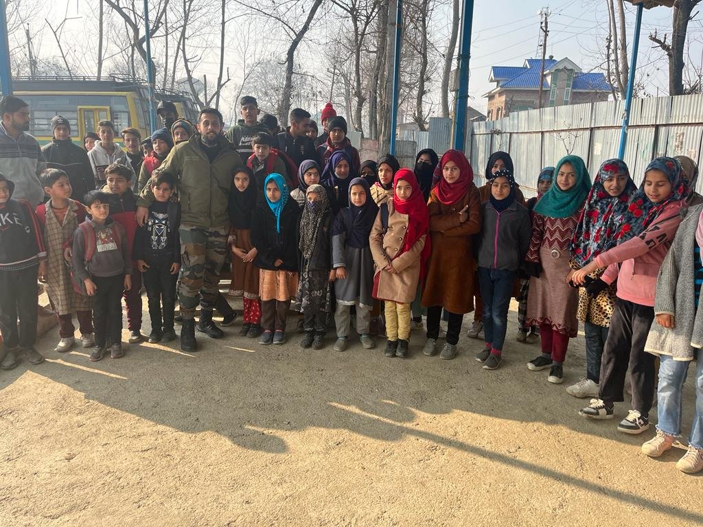 And the smile on their faces says it all...
The trust and the belief that "YES...#IndianArmy #ChinarCorps #KiloForce #RashtriyaRifles will always be there to protect us till their last breath" makes us stronger!
#Kashmir 
<a href="/ChinarcorpsIA/">Chinar Corps🍁 - Indian Army</a> 
#HappyNewYear2023