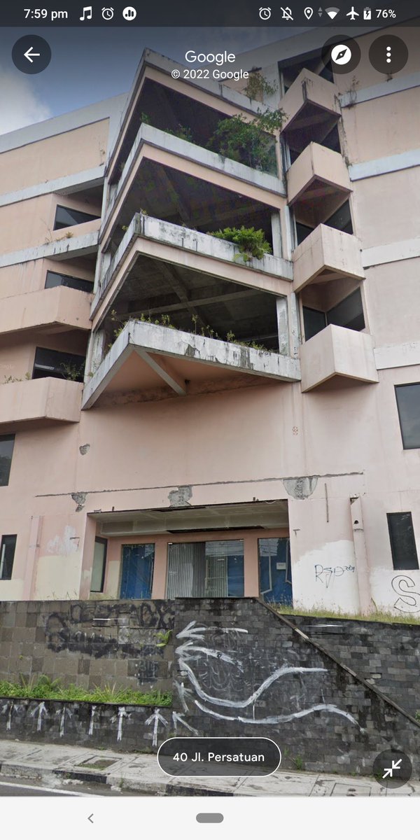 UGM_FESS's tweet photo. ni gedung mending jadiin gerai mixue deh daripada ga berguna ugm_fess https://t.co/Q2eykRFocc