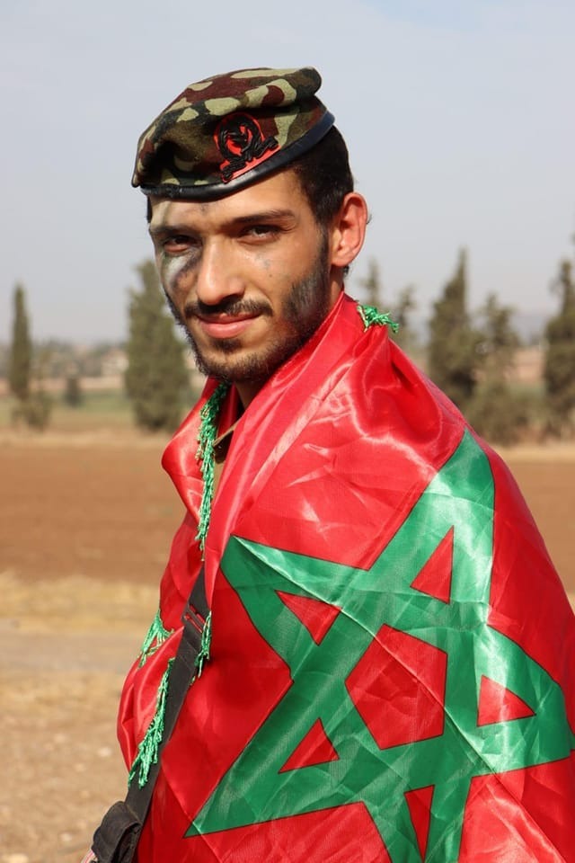 صورة لمهاجر من المغرب، وجندي في جيش الدفاع الإسرائيلي، يضع العلم المغربي فوق البزة العسكرية...