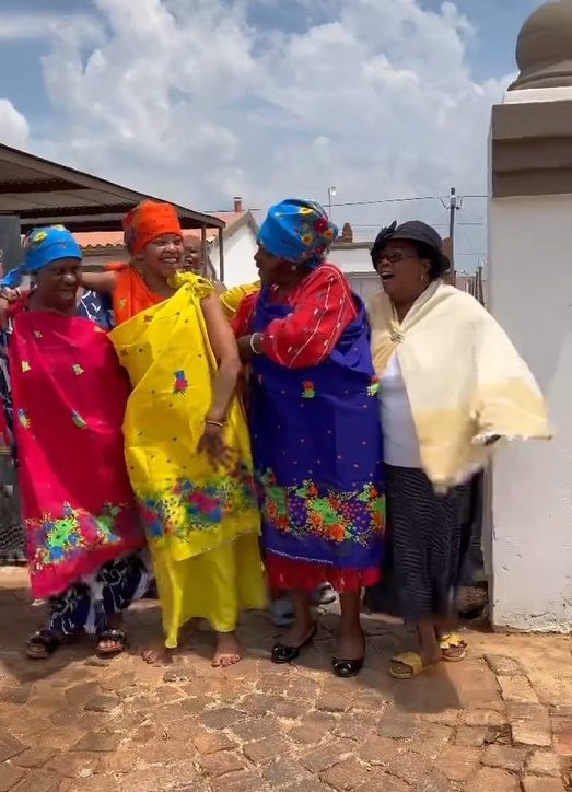 zee_pat101's tweet photo. Vukani kuyasha 🔥🔥🔥🔥Kwakuhle kwethu🔥🔥🔥❣️❣️❣️🥰🥰🥰🥰🥰 Wait are we baking mama?😎😎😎😎😎Congratulations #ThemphoToTheWorld #MphoWaBadimo #ThembaBroly  becoming Mrs Mabaso🥺🥺❣️❣️❣️let the streets burn okay!!! https://t.co/f1w50DAz87