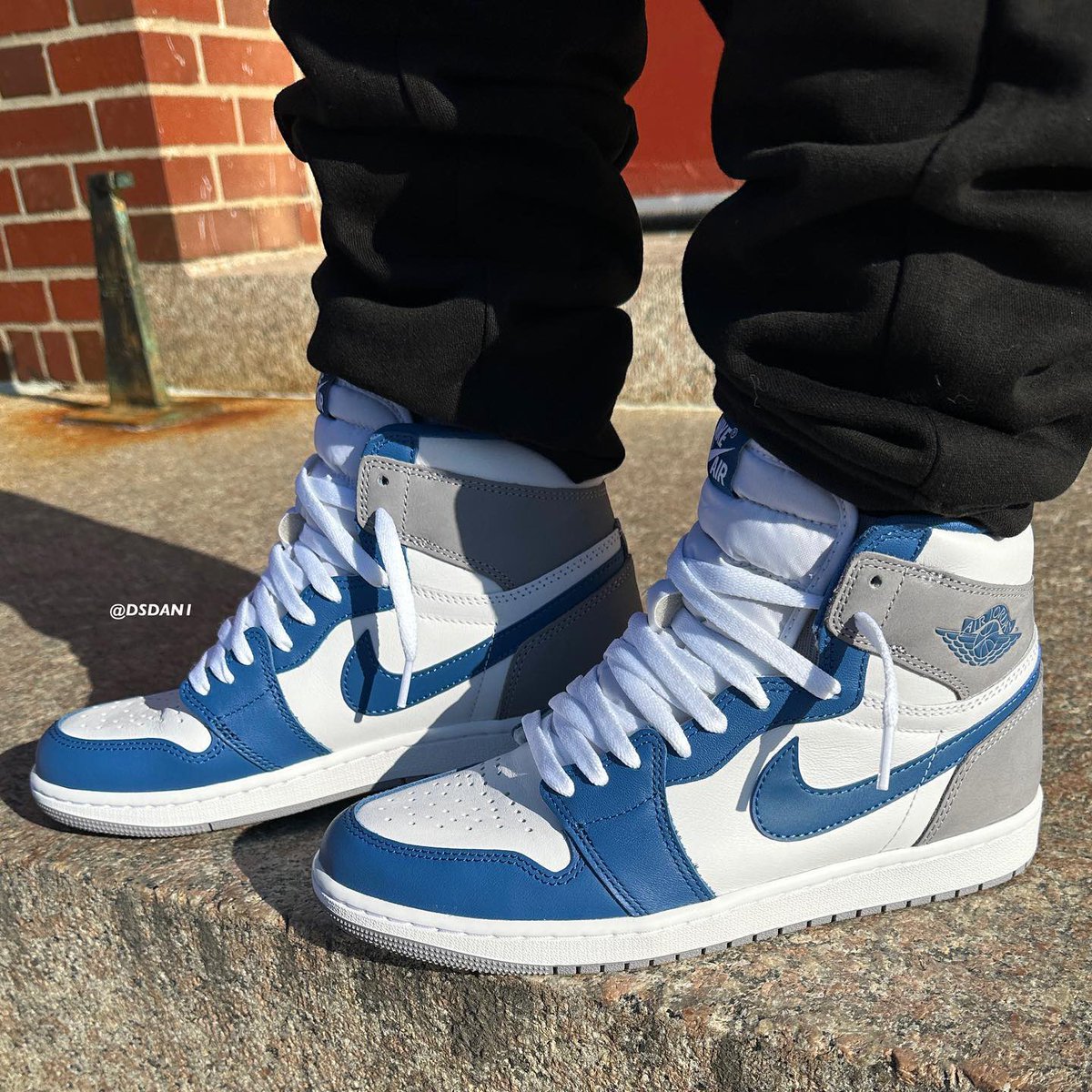 Sneakerologue's tweet photo. Air Jordan 1 High OG “True Blue” portée ! https://t.co/VeON2mmeDm