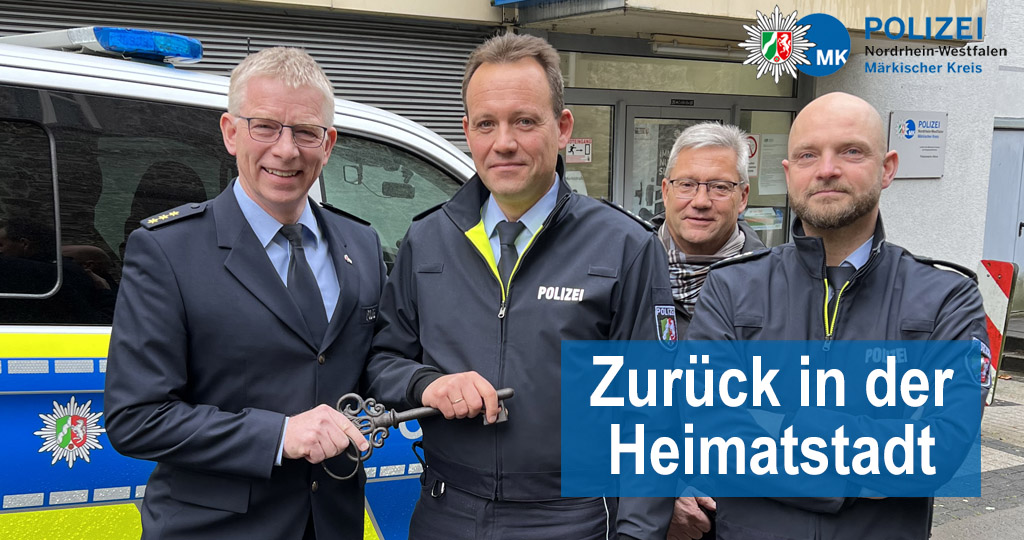 polizei_nrw_mk's tweet photo. Mit Polizeihauptkommissar Jens Naumann (2. v. l.) steht wieder ein Altenaer an der Spitze unserer Wache in der Burgstadt. Polizeidirektor Thomas Eckern stellte den neuen Regionalbeauftragten für #Altena und #Nachrodt-#Wiblingwerde heute Morgen vor. #PolizeiMK https://t.co/cdJ9afg6dn