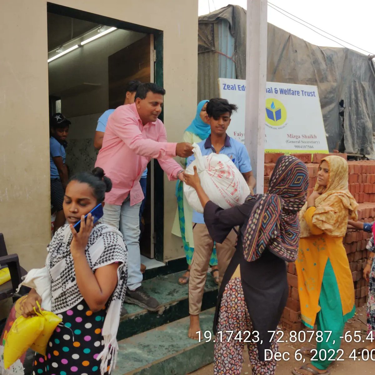 school_zeal's tweet photo. Poverty is the worst form of violence !

“If you want to eliminate poverty, everybody has to be involved.

Zeal Educational &amp; Welfare Trust distributes dry ration to poor and needy at Malad l, And also trying to minimize the poverty by giving education to under privileged kids https://t.co/xihRCpRo82