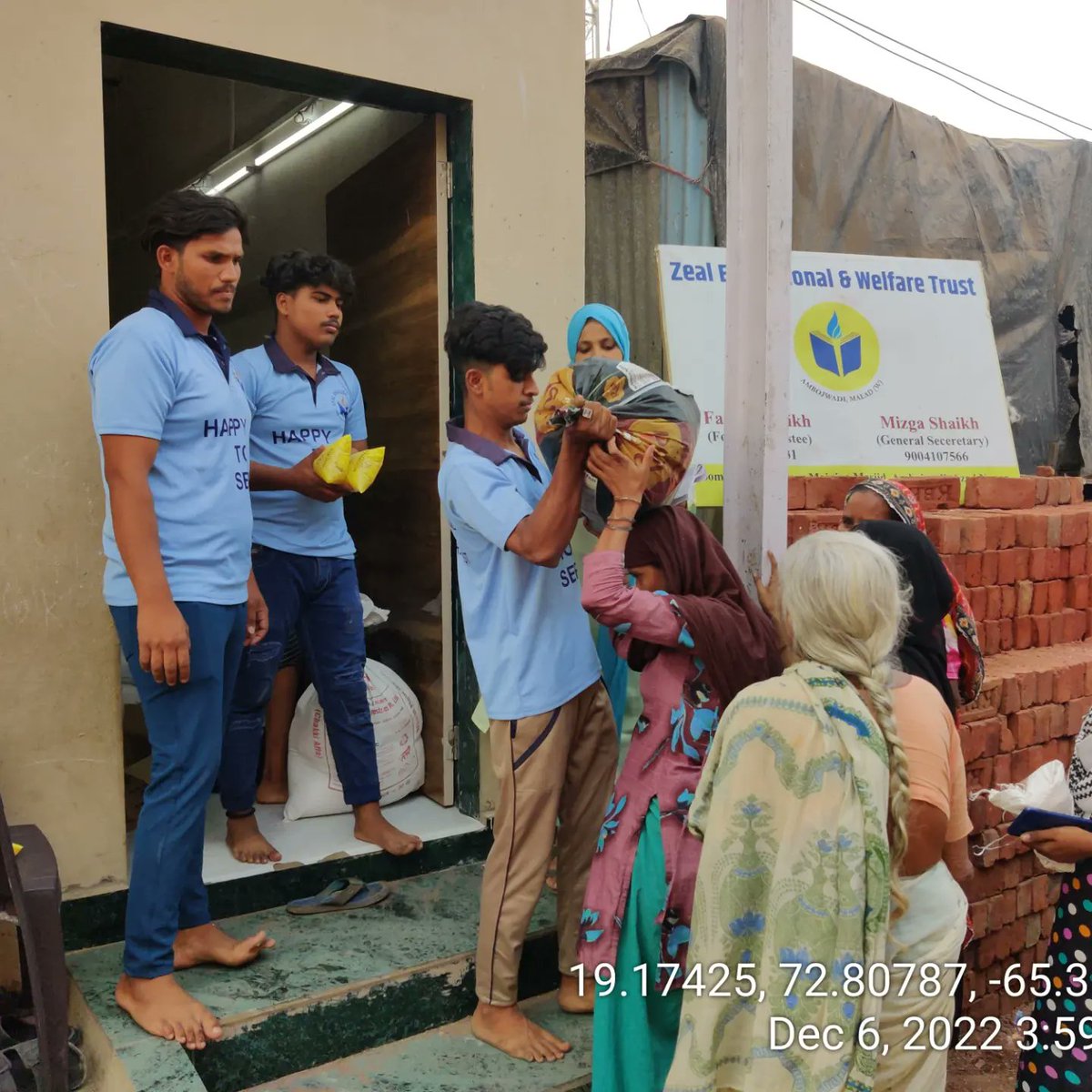 school_zeal's tweet photo. Poverty is the worst form of violence !

“If you want to eliminate poverty, everybody has to be involved.

Zeal Educational &amp; Welfare Trust distributes dry ration to poor and needy at Malad l, And also trying to minimize the poverty by giving education to under privileged kids https://t.co/xihRCpRo82
