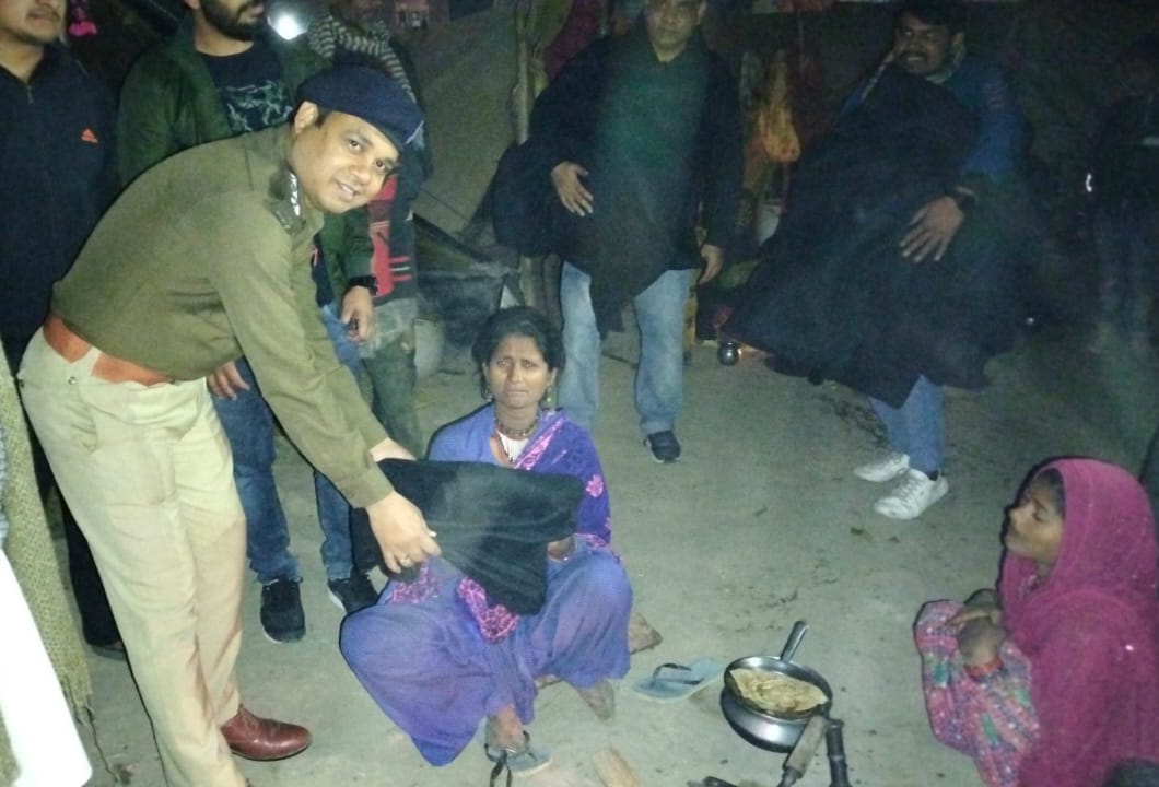सहायक पुलिस आयुक्त द्वितीय नोएडा द्वारा झुग्गी झोपड़ी में रहने वाले जरूरतमंद लोगो को कम्बल वितरण किए गए।