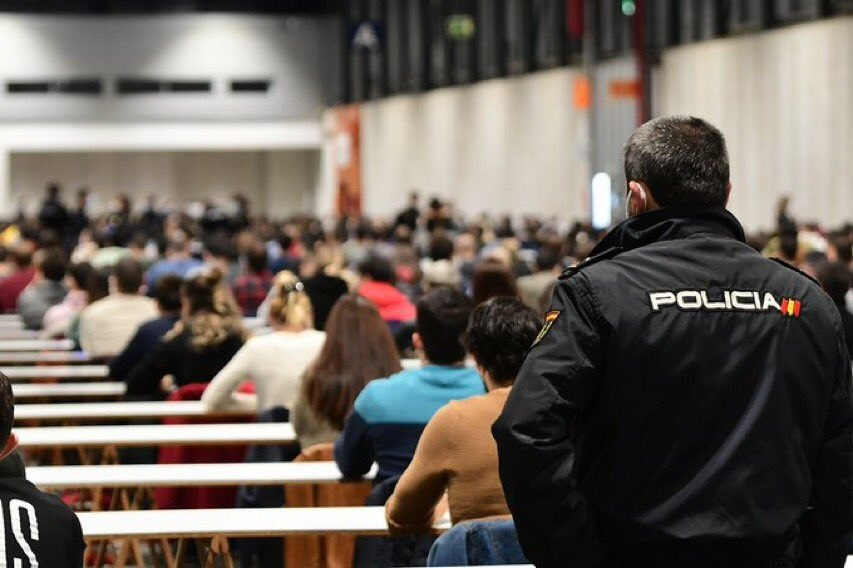 policia's tweet photo. Cada vez más mujeres 👮‍♀️ eligen ser @policia 

Estos son los datos de inscripción de la última convocatoria: 

-Escala Básica: 33.778, siendo  el 34%

-Escala Ejecutiva: 3.185, representando el 50,4% 

#SomosTuPolicía
#Oposiciones https://t.co/7S6nypufSS