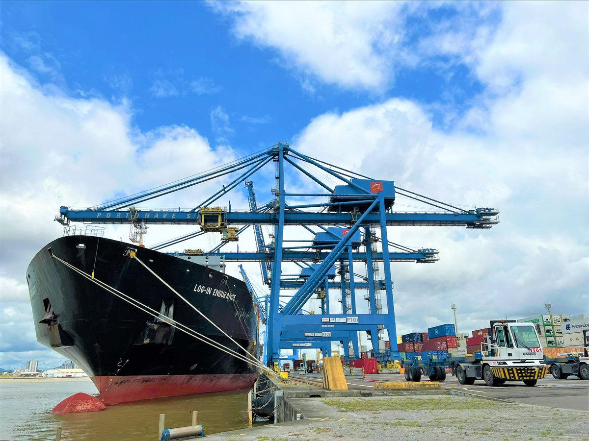 Nesse mês, passamos a operar o Serviço Atlântico Sul (SAS), dos armadores Log-in e Mercosul. Essa é uma linha de navegação de cabotagem de contêineres com rota que liga o Brasil, entre regiões Nordeste, Sudeste e Sul, aos países do Mercosul.