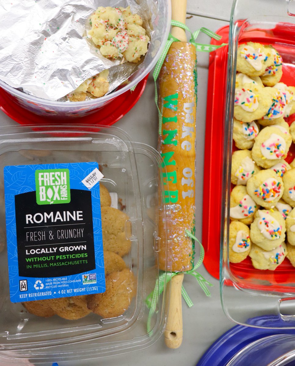 freshboxfarms's tweet photo. Did you know our clamshells make the perfect cookie tin? After you finish your #FreshBoxFarms lettuce, you can reuse the clamshell for holiday leftovers or to transport cookies! #Holiday #Holidays2022 #CookieTin #Reuse #Recycle #ChristmasCookies https://t.co/LWJkxENfQu