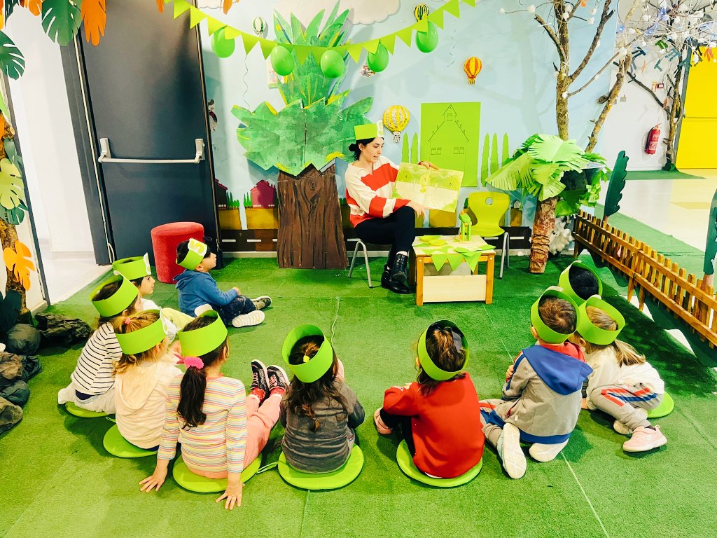 burcinertik's tweet photo. “Mathazone Ormanında Yeşil Günü”🍀💚 Yeşil renk olan ve beşgen nesneleri tanıdık.🐢🌿🍃 Bayan 5'i tanıdık ve RÜYALAR ÜLKESİNDE kitabımızı okuduk.☘️🟩🟢
#heranımdabahçeşehir #mathazone 
@_esraaydogdu_ @mturanoznacar @tugbaozdinc @svmbyrktr @BkOmerli https://t.co/fbqiaoWLDn