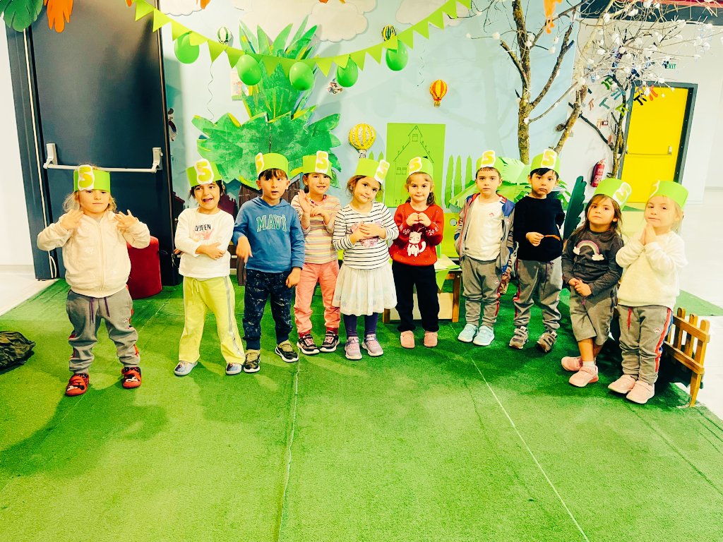 burcinertik's tweet photo. “Mathazone Ormanında Yeşil Günü”🍀💚 Yeşil renk olan ve beşgen nesneleri tanıdık.🐢🌿🍃 Bayan 5'i tanıdık ve RÜYALAR ÜLKESİNDE kitabımızı okuduk.☘️🟩🟢
#heranımdabahçeşehir #mathazone 
@_esraaydogdu_ @mturanoznacar @tugbaozdinc @svmbyrktr @BkOmerli https://t.co/fbqiaoWLDn