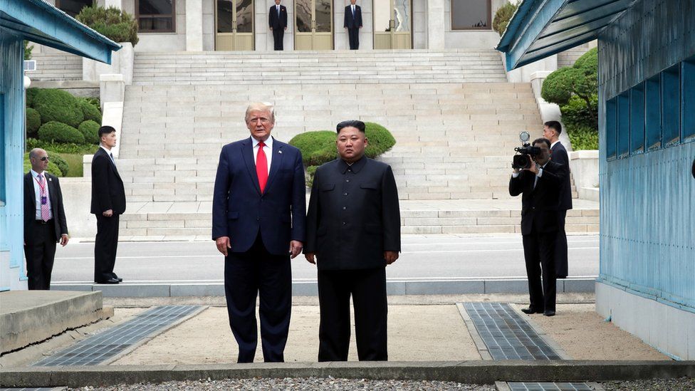 UB22_CoreaNord's tweet photo. Unos meses después, se produjo un tercer encuentro en la Cumbre de la DMZ, un gesto historico para ambas naciones. https://t.co/t4taKV9Bmd