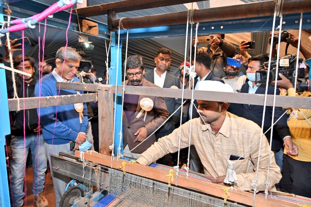 हेमंत सोरेन ने राष्ट्रीय खादी एवं सरस महोत्सव का किया उद्घाटन - Hemant Soren inaugurated the National Khadi and Saras Festival -