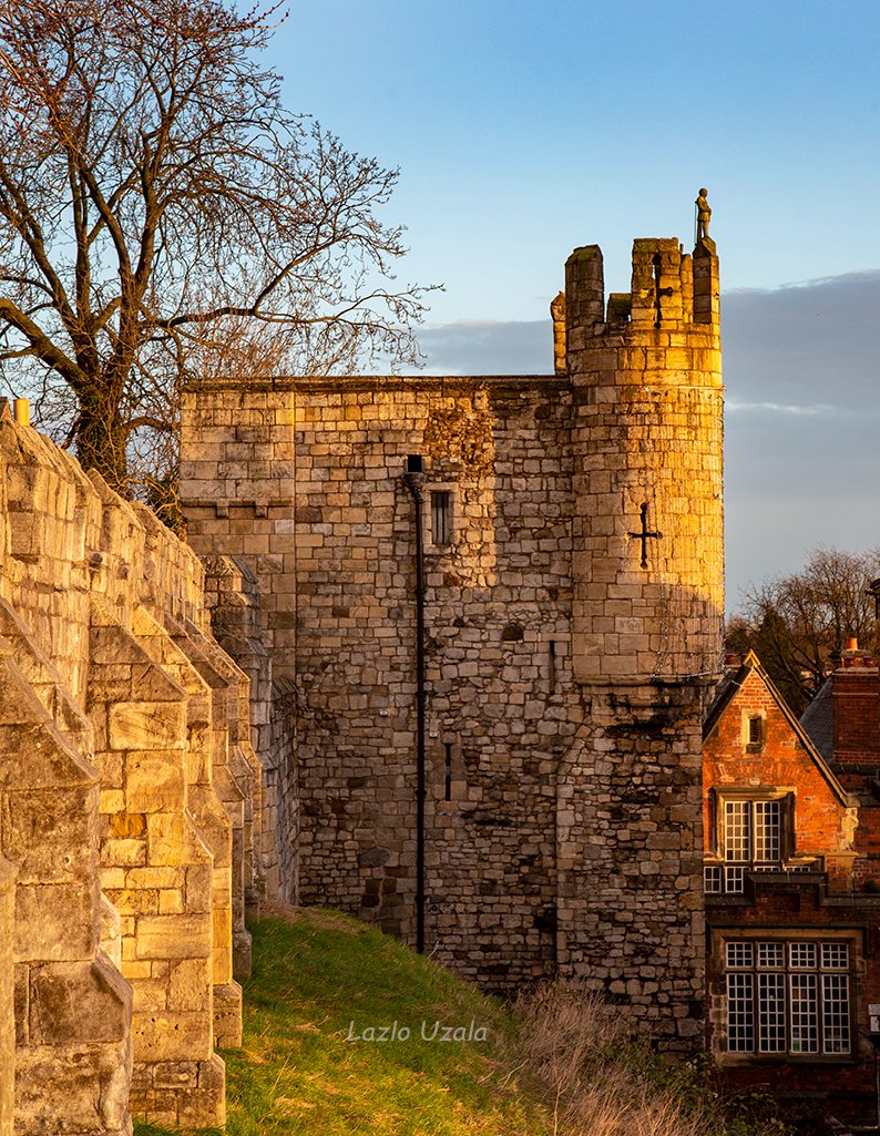 LazloUzala's tweet photo. Side view Micklegate Bar, York @VNYorkshire @yorkwalls @VoyagerHero @ThePhotoHour @HarmonyMindBody @AwayMaja @MartinaRosemann @VisitYork @PuddinSkippyy @sweetrhythms2 @peac4love #travel #York #travelphotography #England #EarthPix #MicklegateBar #walls https://t.co/fW9tKWlAtX