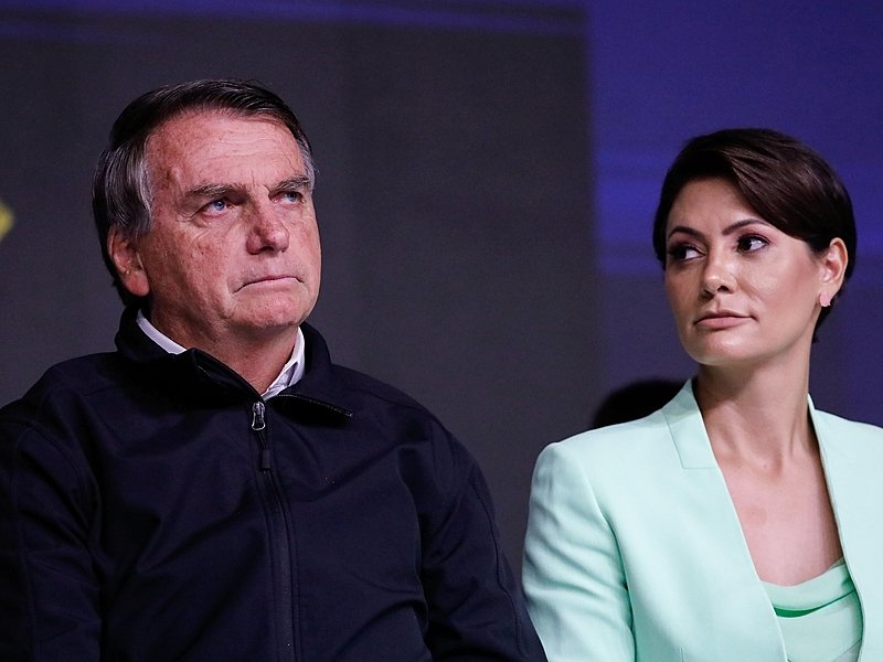 Michelle consultou advogada para se separar de Bolsonaro. Casal já não passará o réveillon junto. Bolsonaro termina seu mandato sem Deus, sem pátria e sem família.