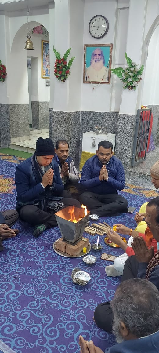 MSinghBJP's tweet photo. दिल्ली कैंट विधानसभा के चिंताहरण मंदिर, चाणक्यपुरी में माननीय प्रधानमंत्री श्री @narendramodi जी की माँ पूज्य हीराबेन मोदी जी के शीघ्र स्वास्थ्य लाभ के लिए साथियों के साथ हवन किया, ये हवन माता जी के स्वस्थ होने तक अखंड चलता रहेगा । 
#HeerabenModi https://t.co/1ZHN3s3hKS