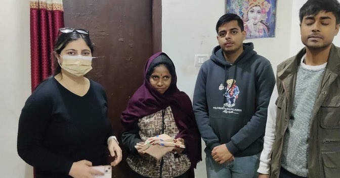 RJjuhie's tweet photo. Donated woollen caps and socks to the homeless in Jammu under @BIGFMJammu ‘s initiative #DontWaitDonate with #Disha volunteers
Thanks Jammu for your contribution!! Sharing the glimpses of a few smiles that you helped spread with these donations… https://t.co/Wi3jLOmX6S