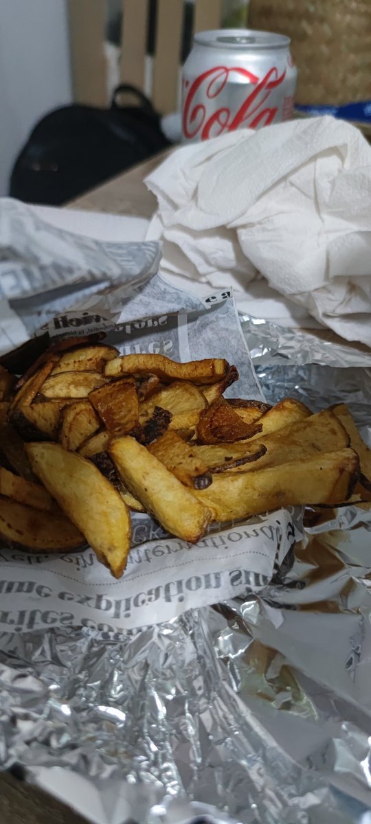 Notables las Smash de #yamandustreetfood  Buen pan, carne crujigosa(nada lo define mejor) y patatas estupendas. Un puntazo. Y con recogida para disfrutar en casa. Guarreo del bueno.