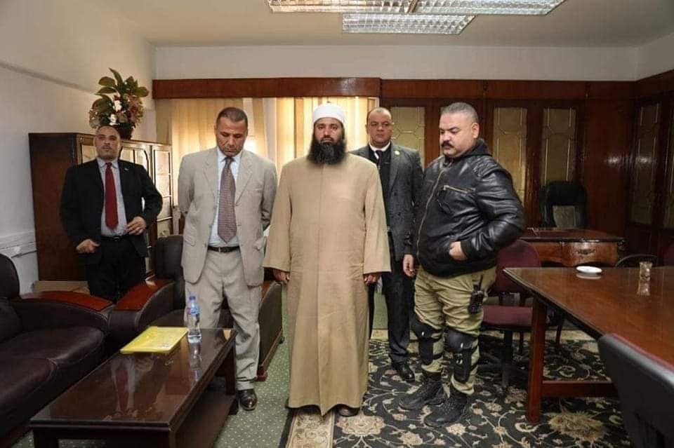 القبض على المأذون الذي نصح الناس بالأمس الى التعجيل بعقد القرآن خوفا من الاجراءات في التعديلات القادمة، وتم ايقافه عن العمل!
ما هو المسوغ القانوني للقبض عليه، وما هي المخالفة التي نتج عنها ايقافه عن العمل!
عندما تخرج السلطة على القانون!