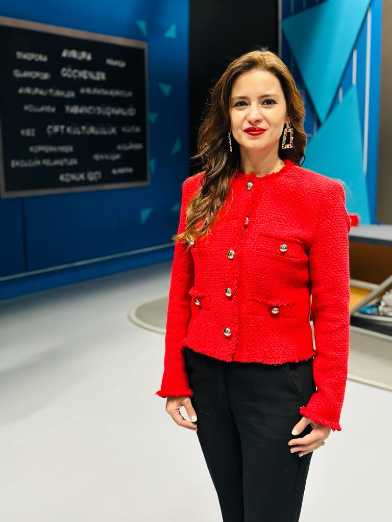 SireneOznur's tweet photo. Her Cuma Türkiye saatiyle 22:30'da TRT Türk'te Gençler Ne Diyor programında sizlerle bir araya gelmekten ve geleceğimizi ilgilendiren mühim meseleleri gençlerle tartışmaktan büyük mutluluk duyuyoruz.
Programımızın hesabına destek rica edebilir miyim? 🙂🌺
👉@Gencler_NeDiyor https://t.co/0uAHduRNwT