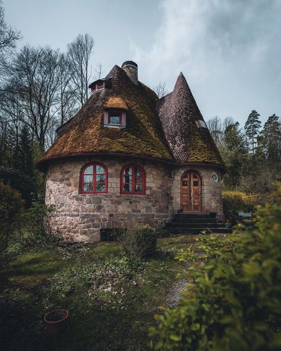 ElliottBlackwe3's tweet photo. Wouldn't this cottage in Germany be perfect for writing fairy tales in? https://t.co/Mfbgpa4xbK
