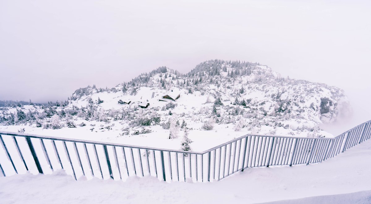 isk_it's tweet image. Frozen mountain view